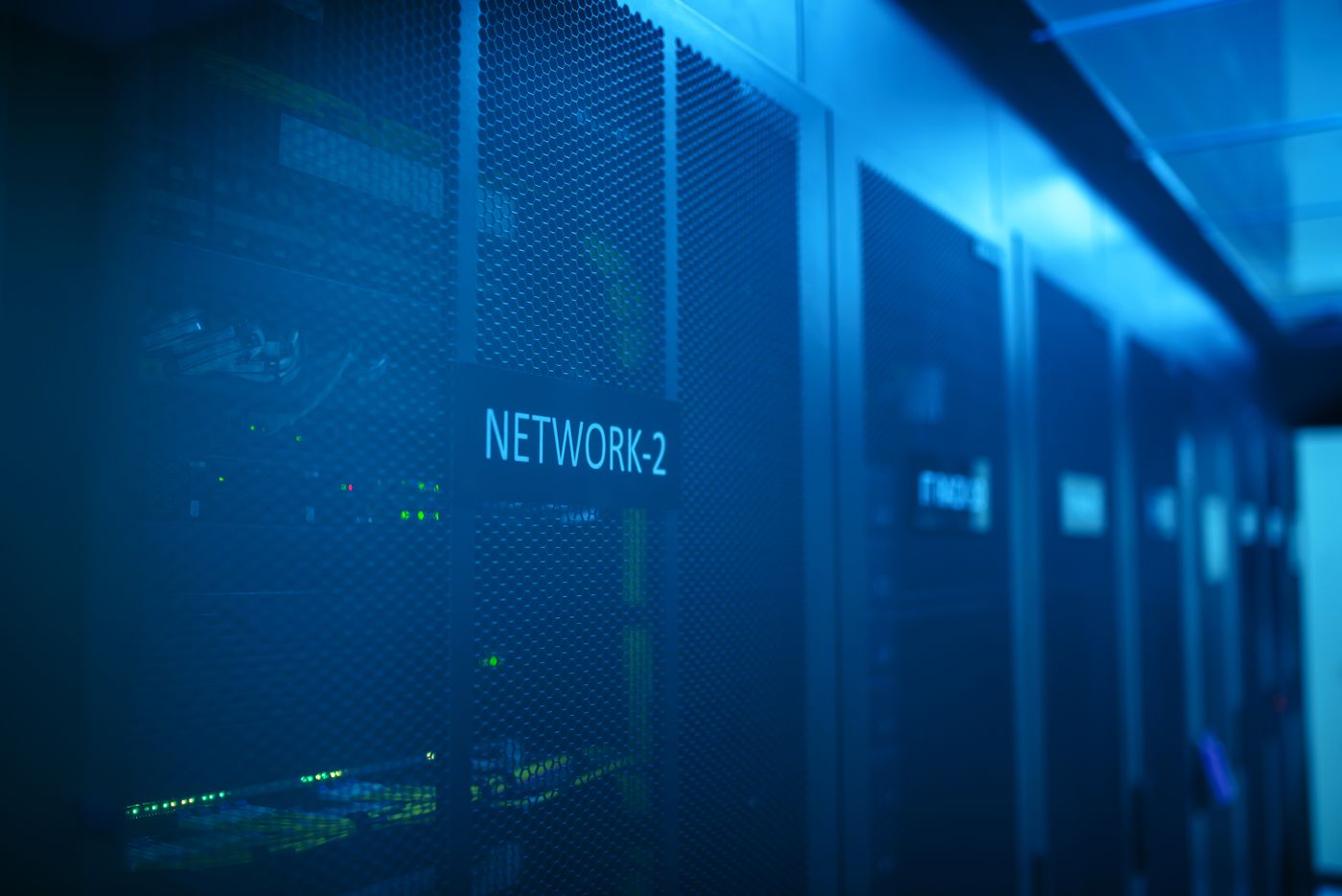 Rząd szaf RACK w serwerowni